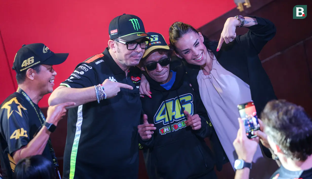 Direktur Tim, Alessio Salucci (tengah kiri) berfoto bersama dengan Zakki Haiqal atau yang dikenal sebagai Valentino Rossi 'kw' dalam launching tim Pertamina Enduro VR46 yang berlangsung di Balai Kartini, Jakarta, Sabtu (25/01/2025). (Bola.com/Bagaskara Lazuardi)