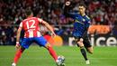 Tidak sekalipun Cristiano Ronaldo mampu melewati pemain Atletico Madrid dalam duel satu lawan satu. (AFP/Javier Soriano)
