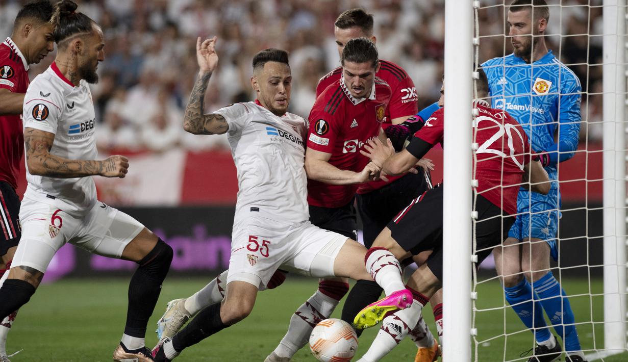 Kiper Manchester United, David de Gea, melihat kemelut di depan gawang saat melawan Sevilla pada leg kedua perempat final di Ramon Sanchez Pizjuan, Jumat (21/4/2023). Manchester United kalah telak 0-3 dari Sevilla pada leg kedua perempat final Liga Europa. (AFP/Jorge Guerreo)