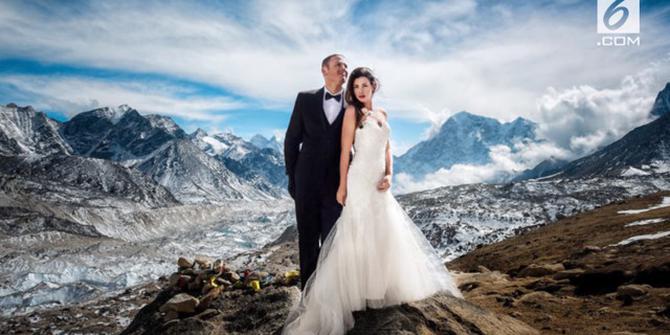 Pasangan Ini Menikah di Puncak Gunung Everest