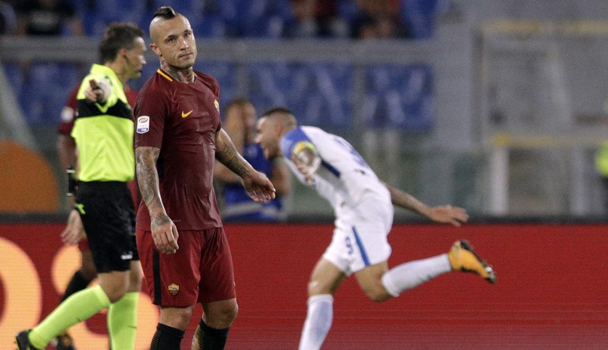 Pemain Roma, Radia Nainggolan kecewa saat timnya kebobolan lewat gol Mauro Icardi pada lanjutan Serie A di Olympic Stadium, Roma (26/8/2017). Inter menang 3-1. (AP/Andrew Medichini)