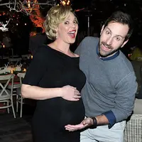 Kebahagiaan tengah bersama pasangan Katherine Heigl dan Josh Kelly. Sebelum perayaan Natal, keduanya dikaruniai anak ke-3 mereka yang berjenis kelamin laki-laki. Tentu saja ini menjadi kado Natal terindah bagi pasangan ini. (doc.dailymail.com)