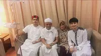 Ustaz Arifin Ilham dan keluarganya. (Foto: Instagram @ameer_azzikra)