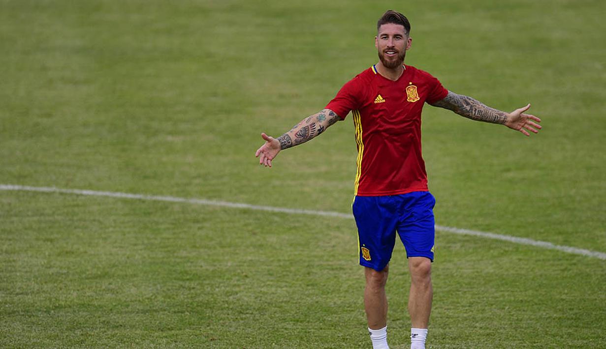 Bek Spanyol, Sergio Ramos, saat latihan ringan jelang Piala Eropa 2016 di Saint Martin de Re, Prancis, Kamis (9/6/2016). (AFP/Pierre-Philippe Marcou)