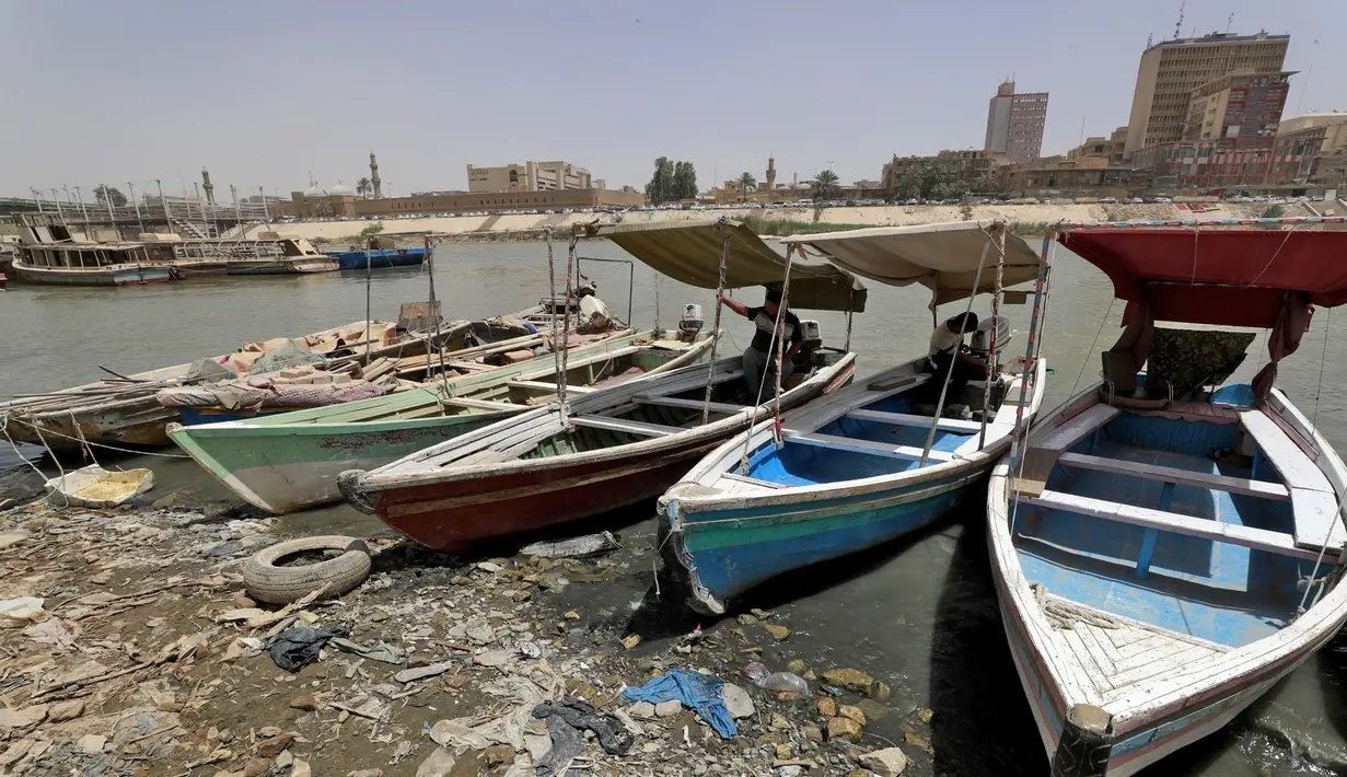 Perahu feri kayu ditambatkan di sepanjang tepi sungai Tigris saat permukaan air sungai semakin dangkal, di pusat ibu kota Irak, Baghdad, pada 26 Mei 2022. Bank Dunia memperkirakan bahwa tanpa perubahan besar, Irak akan kehilangan 20 persen sumber daya airnya pada tahun 2050, dan Irak diklasifikasikan sebagai salah satu dari lima yang paling rentan terhadap efek perubahan iklim dan penggurunan. (AHMAD AL-RUBAYE/AFP)