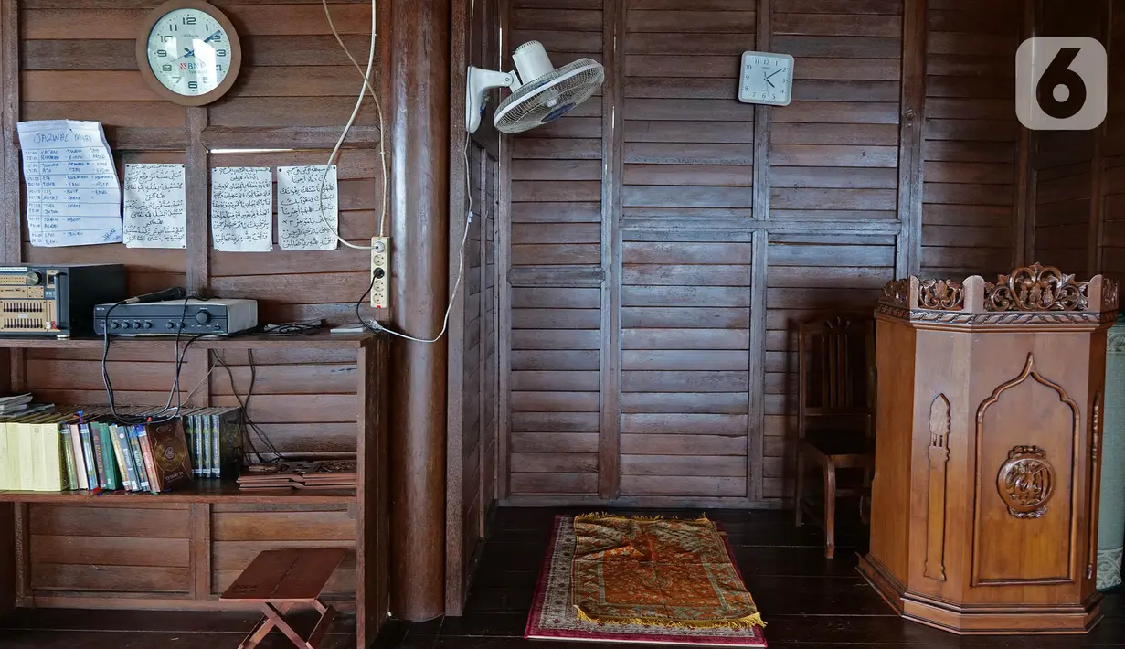 Suasana mimbar di musala At-Taubah di kampung Landeh, Lebak, Banten, Selasa (27/04/2021). Musala ini didirikan sejak 3 tahun lalu bebarengan dengan di dirikannnya Kampung Mualaf suku Baduy. (Liputan6.com/Herman Zakharia)