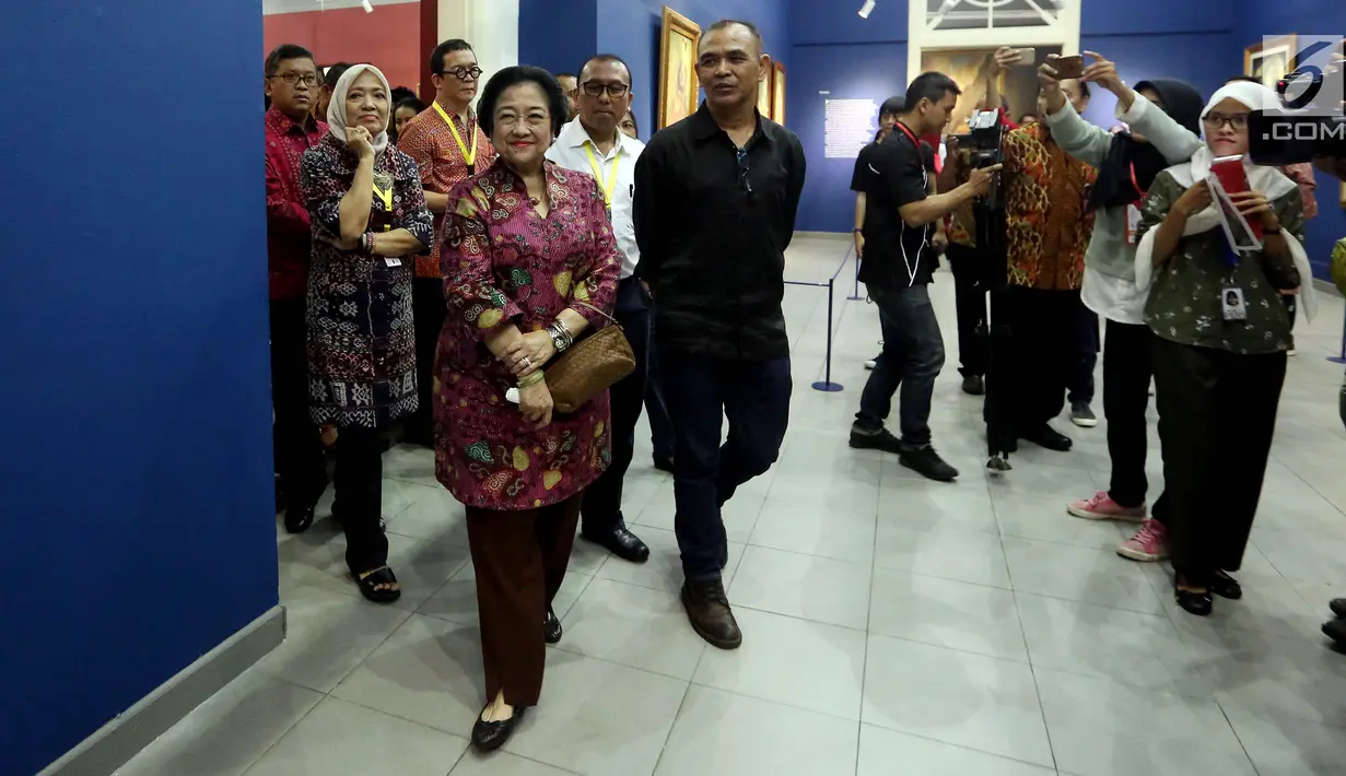 Presiden Indonesia ke-5 Megawati Soekarnoputri berkeliling melihat lukisan koleksi Istana Kepresidenan di Galeri Nasional, Jakarta, Kamis (10/8). Megawati nampak antusias mendengarkan penjelasan dari Kurator seni. (Liputan6.com/Johan Tallo)
