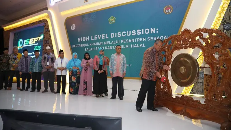 Gubernur Bank Indonesia Perry Warjiyo dalam acara Indonesia Sharia Economic Festival (ISEF) di Grand City, Surabaya, Selasa (11/12/2018).