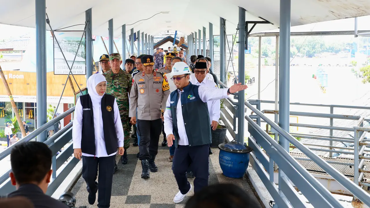 Gubernur Jawa Timur Khofifah Indar Parawansa (kanan) meninjau Pelabuhan Ketapang Banyuwangi Jelang penutupan sementara Hari Raya Nyepi (Istimewa)