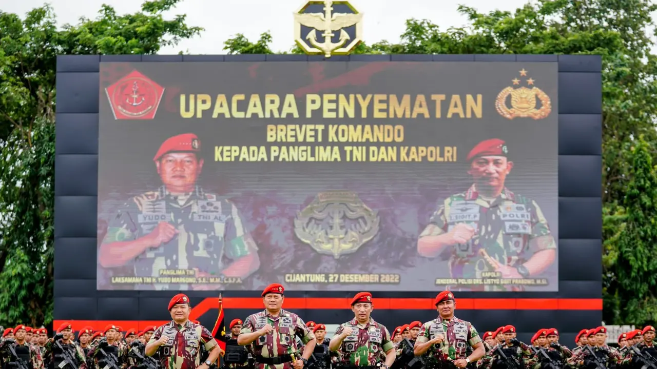 Kapolri Jenderal Listyo Sigit Prabowo dan Panglima TNI Laksamana Yudo Margono disematkan Baret Merah dan Brevet Komando dari pasukan elite Kopassus di Mako Kopassus Cijantung, Jakarta Timur, Selasa (27/12/2022). (Ist)