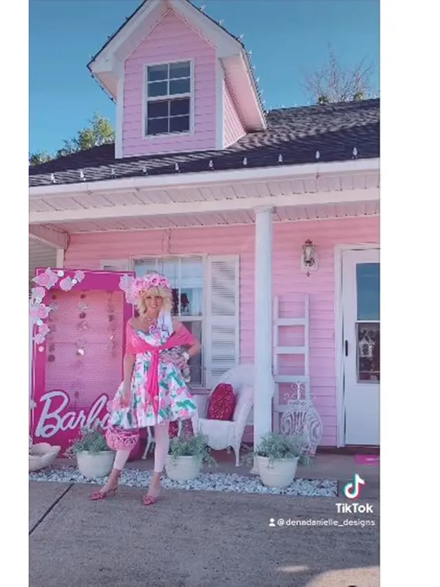 Viral Nenek 54 Tahun Hidup Bak Boneka Barbie, Ini 6 Potretnya yang Nyentrik