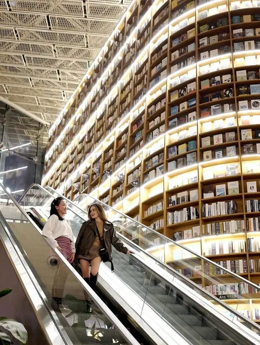 <p>Dengan mengenakan mini skirt, jaket kulit, dan boots tinggi, Yasmine tampil memesona. Meski sudah punya tiga buah hati, namun ia tetap terlihat menawan. [Foto: instagram.com/yaswildblood]</p>