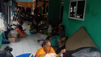 Sebanyak 143 kepala keluarga terdampak banjir di Dusun Kempek RT 05/02, Desa Karangligar, Kecamatan Telukjambe Barat, Karawang, masih bertahan di pengungsian. (Liputan6.com/ Abramena)