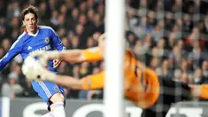 Striker Chelsea Fernando Torres menyaksikan tembakannya diselamatkan kiper FC Copenhagen Johan Wiland dalam leg kedua 16 besar Liga Champions yang berakhir 0-0 di Stamford Bridge, 15 Maret 2011. AFP PHOTO/Carl de Souza