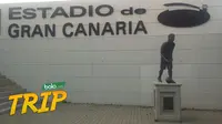 Pantung David Silva di depan Stadion Gran Canaria yang menjadi kandang UD Las Palmas di pentas La Liga. (Bola.com/Reza Khomaini).