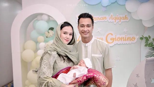 Tampil Kompak, Ini 7 Momen Aqiqah Baby Akshay Anak Ketiga Eza Gionino
