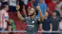 Michy Batshuayi mencetak satu gol saat Chelsea melawan Atletico Madrid pada laga grup C Liga Champions di Wanda Metropolitano stadium, Madrid, (27/9/2017). Chelsea menang 2-1. (AP/Francisco Seco)