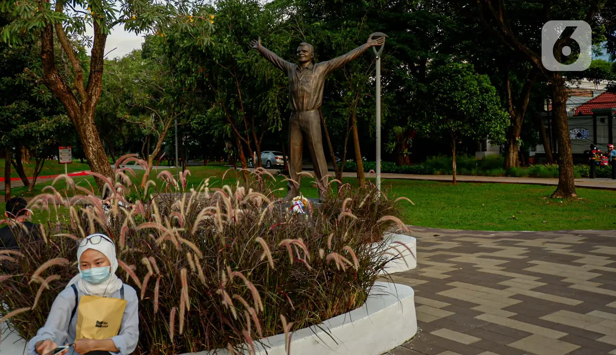 Patung Kosmonaut Rusia Yuri Alekseyevich Gagarin atau akrab disebut Yuri Gagarin yang diletakkan di Taman Mataram, Kebayoran Baru, Jakarta, Minggu (14/3/2021). Pemberian hadiah patung itu menjadi penanda 70 tahun hubungan bilateral antara Indonesia-Rusia atau Uni Soviet. (Liputan6.com/Faizal Fanani)