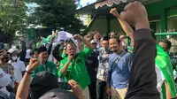 Kader PPP demo di depan Kantor DPW PPP di Surabaya. (Dian Kurniawan/Liputan6.com)