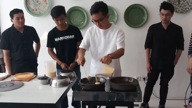 Putra Presiden Jokowi, Gibran Rakabuming Raka sedang membuat martabak di gerai Markobar, Pondok Indah, Jakarta Selatan