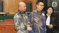 Teddy Minahasa yang sebelumnya tuntutan dibacakan tampak berdiri itu, kemudian kembali duduk di kursi terdakwa. (Liputan6.com/Herman Zakharia)