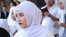 Selain gemar membaca Al Quran, sebisa mungkin Prilly juga mencoba memahami arti dari ayat-ayat yang dibaca. Menurutnya, hal itu penting agar dirinya mengerti setiap maksud dari setiap ayat yang ada di Al Quran. (Deki Prayoga/Bintang.com)