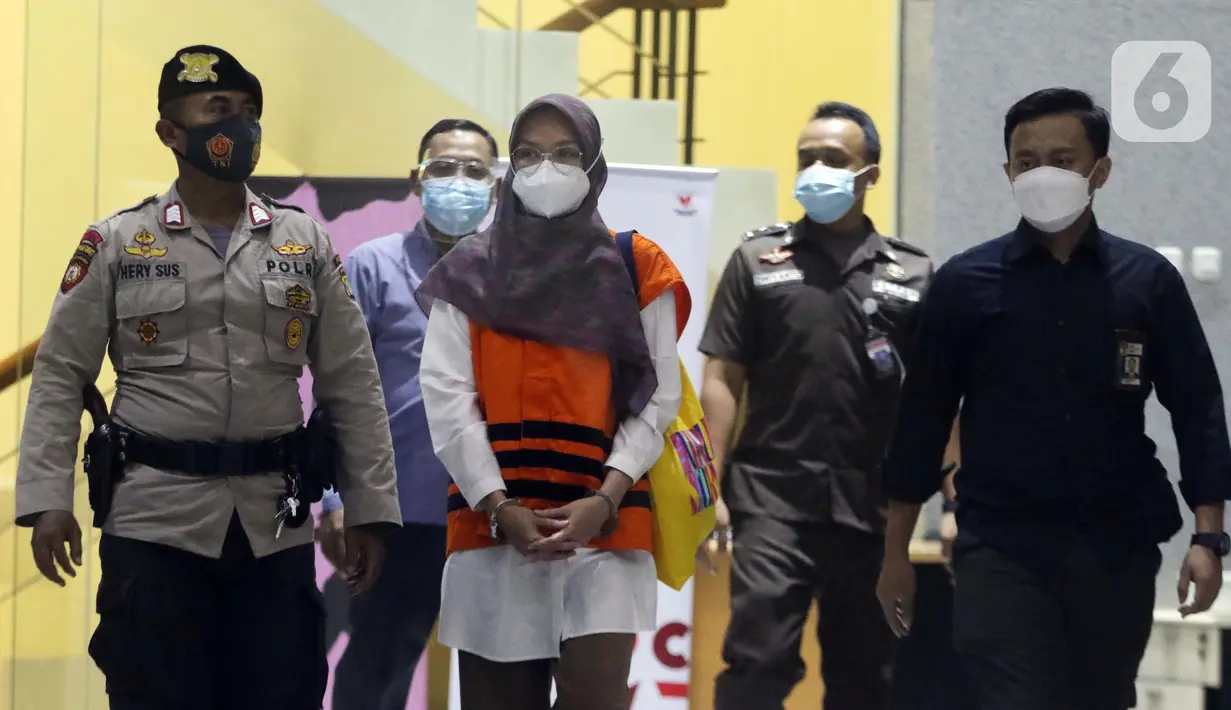 Bupati Probolinggo nonaktif, Puput Tantriana Sari (tengah) usai menjalani pemeriksaan di Gedung KPK Jakarta, Selasa (7/9/2021). Puput menjalani pemeriksaan perdana setelah ditahan sebagai tersangka dugaan suap proses seleksi jabatan di Pemkab Probolinggo tahun 2021. (Liputan6.com/Helmi Fithriansyah)