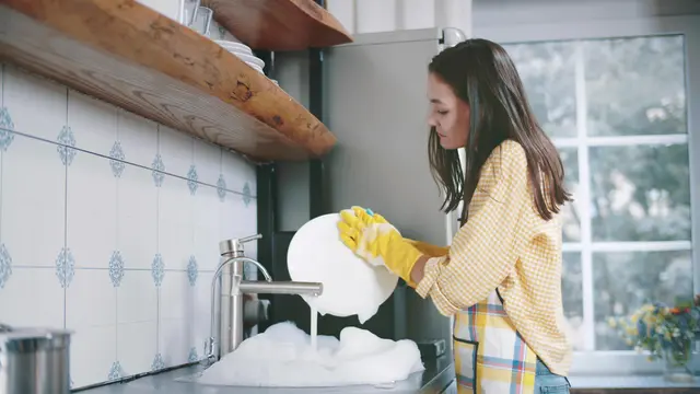 Tips Mencuci Piring Kotor Berlemak