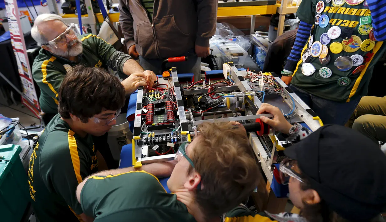Tim dari SMA Patrick mempersiapkan robot mereka dalam kompetisi robot San Diego Regional FIRST Robotics di Del Mar, California (4/3). Kompetisi tahunan San Diego ke-10 ini diikuti oleh puluhan tim dari SMA di AS. (REUTERS / Mike Blake)