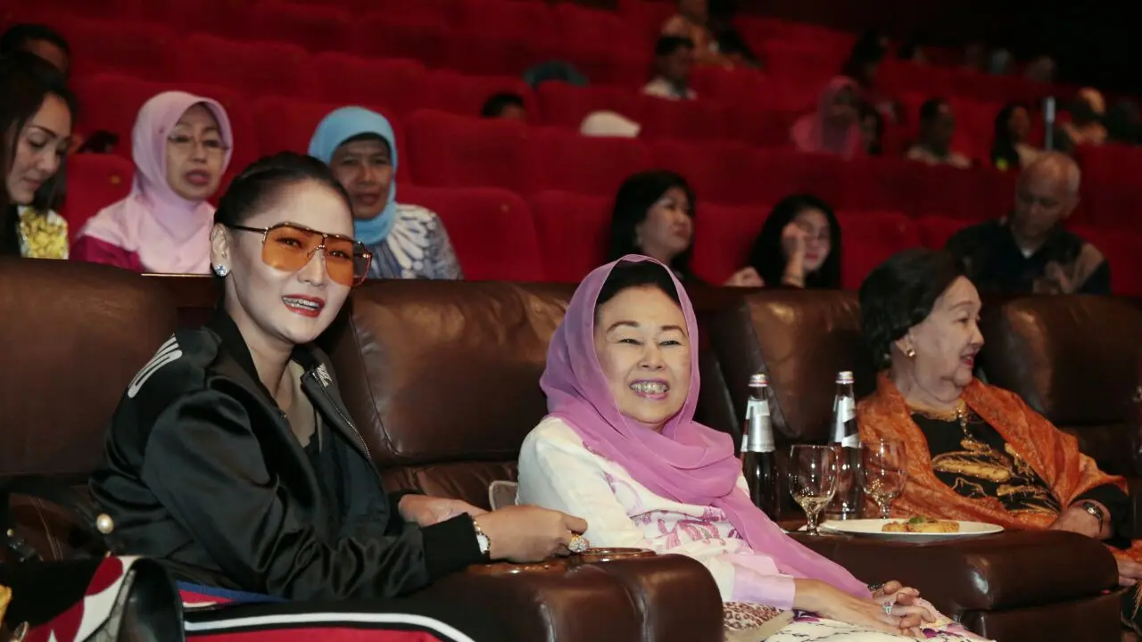 [Bintang] Shinta Wahid dan Inul Daratista