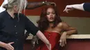 Penyanyi Rihanna saat bersiap untuk sesi pemotretan di Havana, Kuba (28/5/2015). (REUTERS / Stringer)
