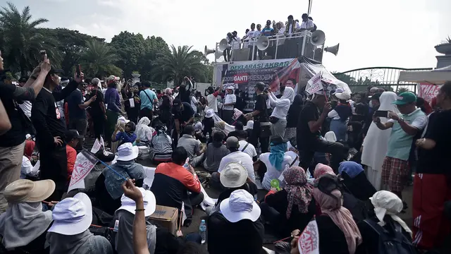 Massa 2019 Ganti Presiden Kibarkan Bendera Raksasa di Monas