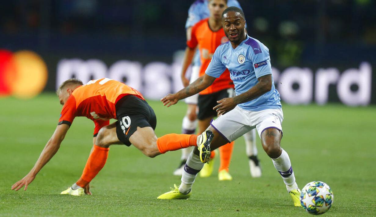 Striker Manchester City, Raheem Sterling, berusaha melewati pemain FC Shakhtar Donetsk pada laga Liga Champions di Stadion Metalist, Rabu (18/9/2019). Manchester City menang 3-0 atas FC Shakhtar Donetsk. (AP/Efrem Lukatsky)