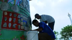 salah satu dari peserta terlihat melukis dengan sterefoam, Jakarta, Sabtu (30/8/14). (Liputan6.com/Faisal R Syam) 