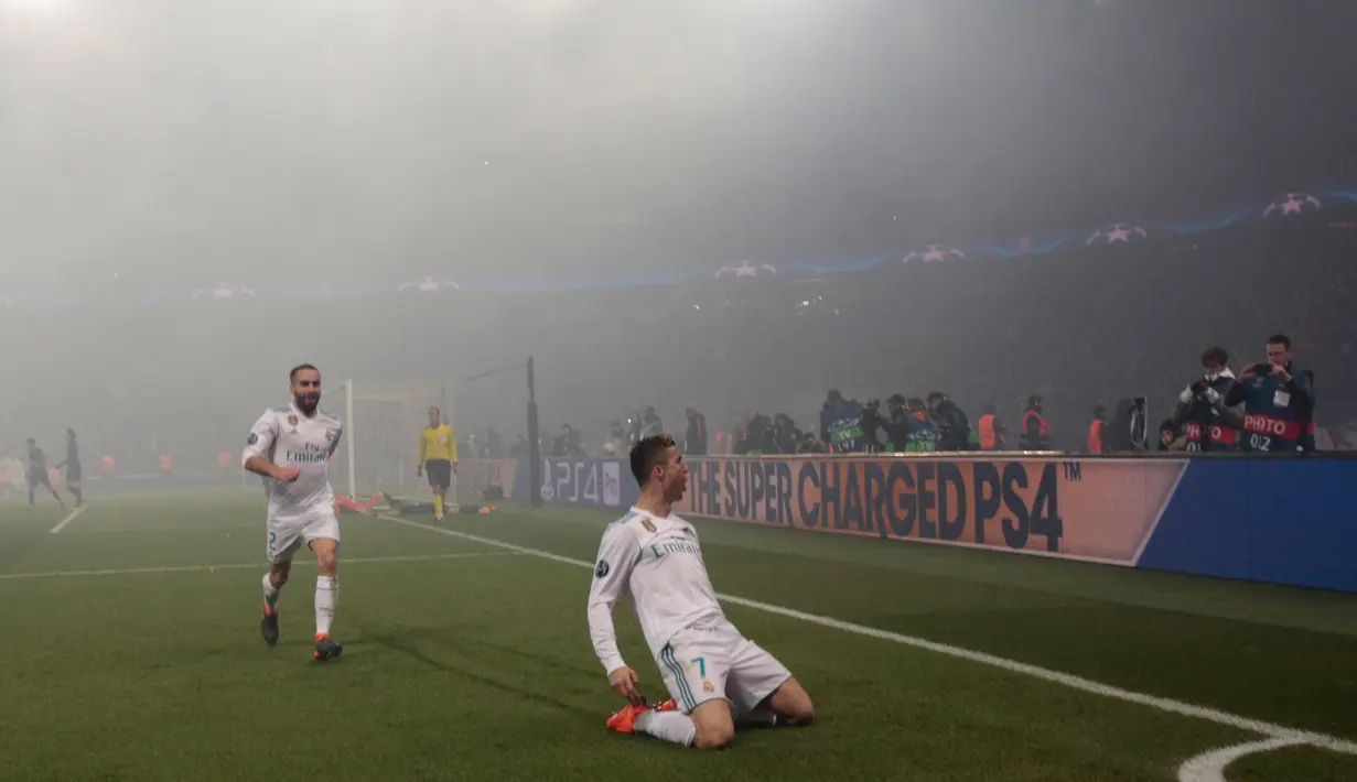 Pemain Real Madrid, Cristiano Ronaldo merayakan gol  ke gawang PSG pada leg kedua babak 16 besar Liga Champions di Stadion Parc des Princes, Rabu (7/3). Secara total, Ronaldo telah menyumbangkan 15 trofi bagi Real Madrid. (GEOFFROY VAN DER HASSELT/AFP)