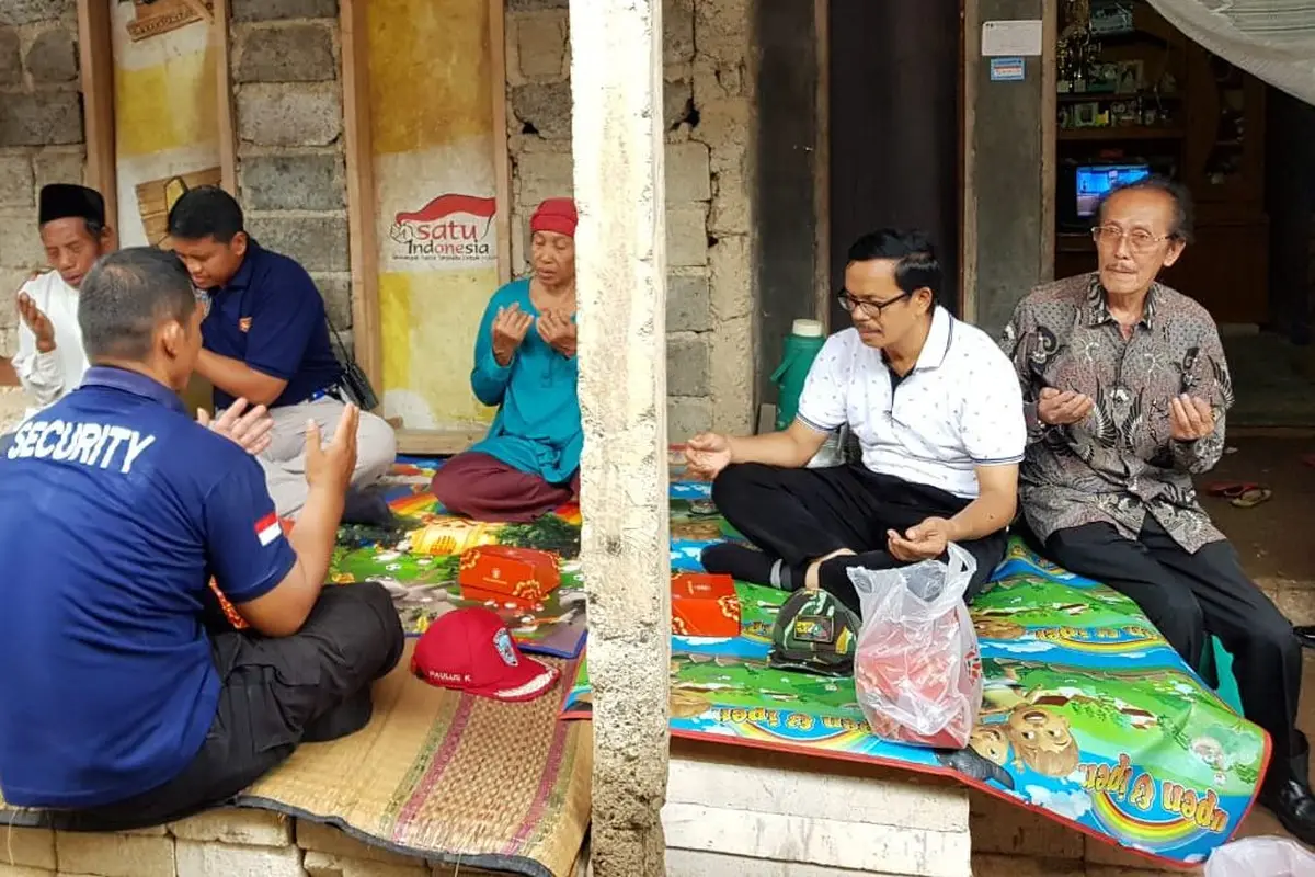 PT Sentul City Tbk membantu keluarga Nawawi di Karang Tengah, Bogor, Jawa Barat, yang menjadi korban bencana, Jumat (01/03/2019).