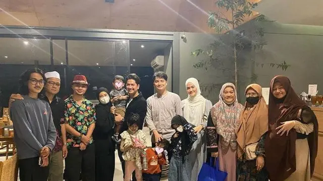 6 Momen Zikri Daulay Buka Puasa Bareng Mantan Istri, Tetap Jalin Silaturahmi