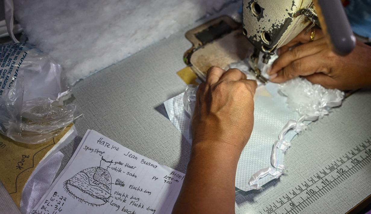 Gaun dari bahan daur ulang dipakai orang-orang selama kegiatan sekolah, peragaan busana dan pesta perayaan kota. (JAM STA ROSA/AFP)
