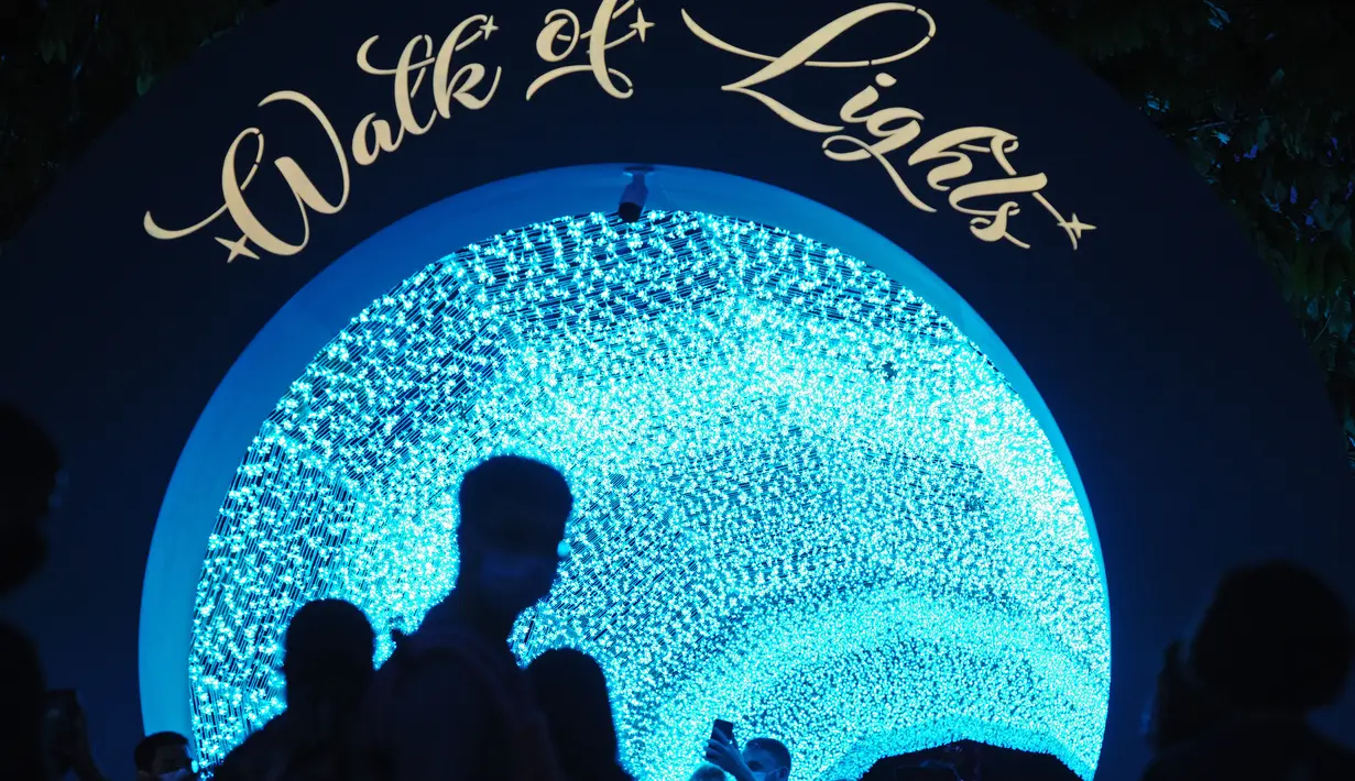 Orang-orang mengunjungi Christmas Wonderland di Gardens by the Bay, Singapura (11/12/2020). Pemandangan yang mempesona dan tontonan Natal disajikan ditempat ini. (Xinhua/Then Chih Wey)