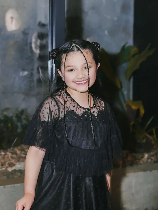 Arsy memesona dibalut gaun hitam. Cantiknya makin luar biasa dengan gaya rambut bernuansa Y2K yang unik. Foto: Instagram.