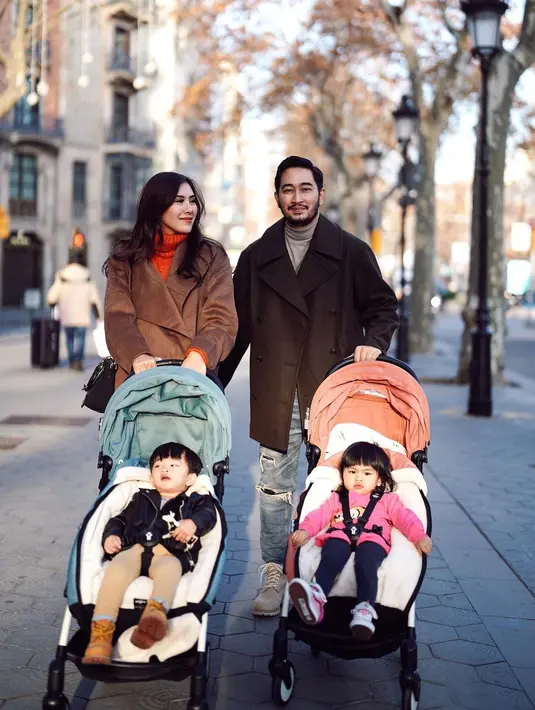 <p>Styling coat warna cokelat yang senada saat liburan ke luar negeri (Foto: Instagram @ritchieismail)</p>