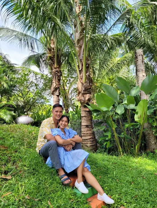 Potret kemesraan Happy Salma dan pria yang biasa disapa Gus Tjok. Happy menyebut keduanya seperti Galih dan Ratna. Tokoh dalam film yang sempat populer. [Instagram/happysalma]