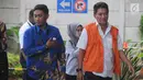 Hakim Pengadilan Negeri Jakarta Selatan, Irwan (kanan) tiba untuk pemeriksaan di Gedung KPK, Jakarta, Jumat (14/12). Irwan  menjalani pemeriksaan perdana sebagai tersangka kasus dugaan suap penanganan perkara perdata di PN Jaksel (Merdeka.com/Dwi Narwoko)