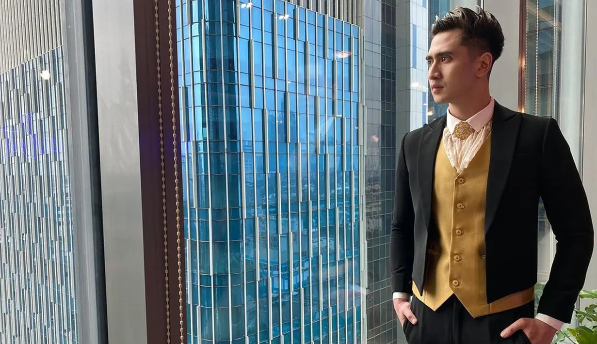 Verrell Bramasta sendiri cukup aktif mengunggah gaya penampilannya melalui akun Instagram. Bahkan, tak jarang pula ungghan Verrell saat menggunakan setelan jas ini menuai pujian netizen. (Liputan6.com/IG/@bramastavrl)