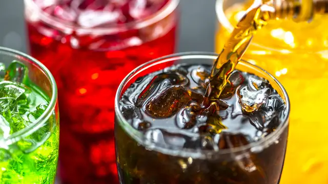 Empat gelas soda yang terdiri dari berbagai rasa dan warna (Foto Dok: Freepik/rawpixel.com)