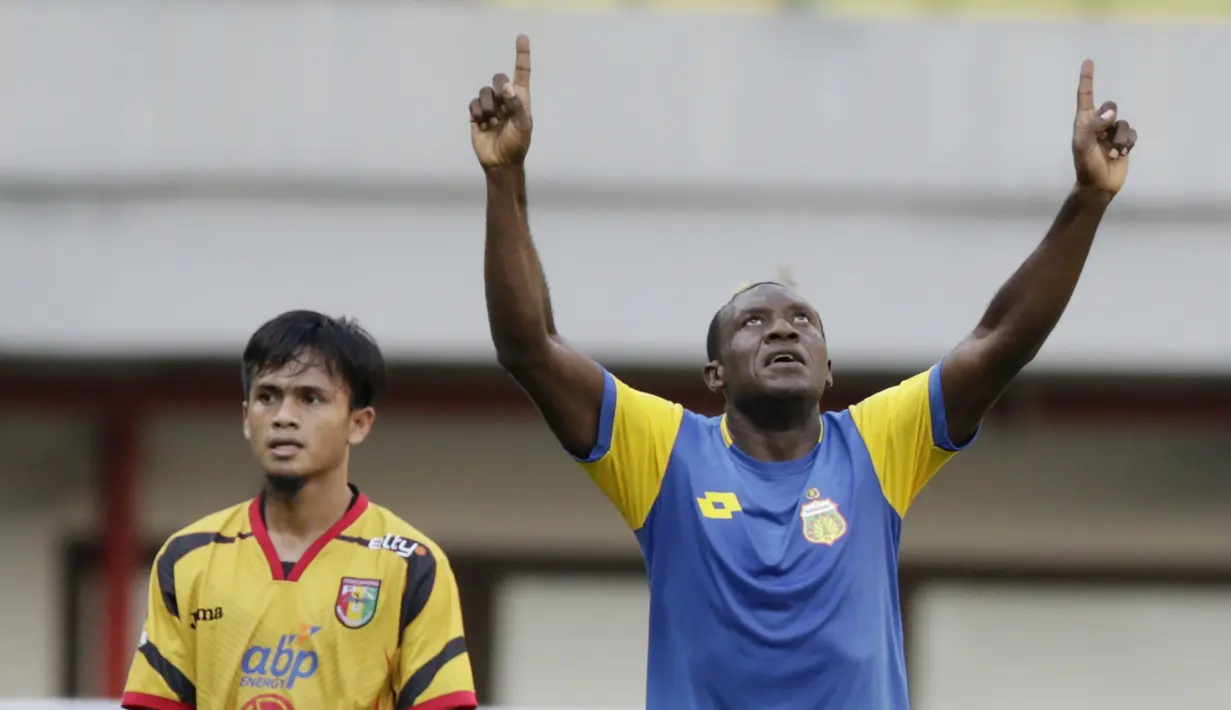 Striker Bhayangkara FC, Herman Dzumafo, melakukan selebrasi usai membobol gawang Mitra Kukar pada laga Piala Presiden 2019 di Stadion Patriot, Jawa Barat, Senin (11/3). Bhayangkara FC menang 2-1 atas Mitra Kukar. (Bola.com/M Iqbal Ichsan)