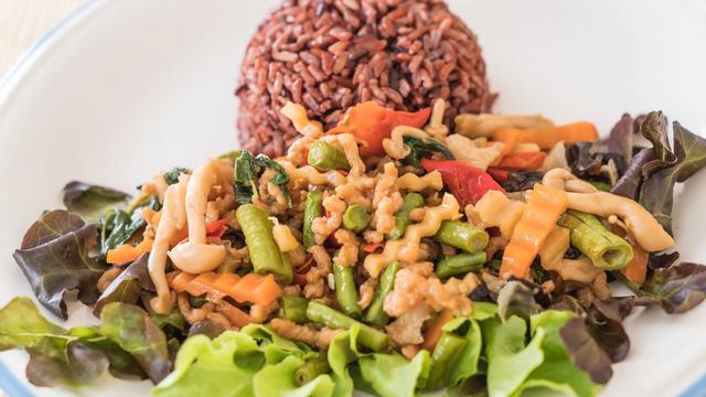 Ilustrasi tumis sayur dengan nasi merah/freepik.com/topntp26