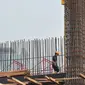 Pekerja menyelesaikan pembangunan gedung bertingkat di Jakarta, Rabu (10/6/2015). Kondisi perekonomian Indonesia pada kuartal I-2015 mengalami perlambatan dan berdampak pada pertumbuhan pasar properti. (Liputan6.com/Johan Tallo)