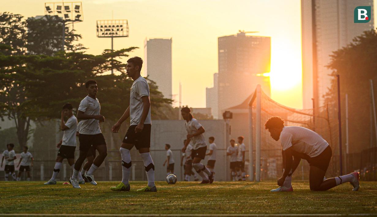 Pemain Timnas Indonesia U-22 saat melakukan pemusatan latihan untuk SEA Games 2023 di Lapangan B Kompleks Stadion Gelora Bung Karno (SUGBK), Senayan, Jakarta, Sabtu (11/03/2023). Sebanyak 17 nama pemain baru bergabung untuk menjalani pemusatan latihan gelombang kedua ini yang berlangsung dari 9-16 Maret 2023. (Bola.com/Bagaskara Lazuardi)