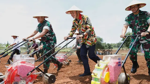 Gubernur Jawa Tengah Ganjar Pranowo bersama Pangdam IV/Diponegoro Mayjend TNI Widi Prasetijono melakukan penanaman bibit jagung. (Istimewa)